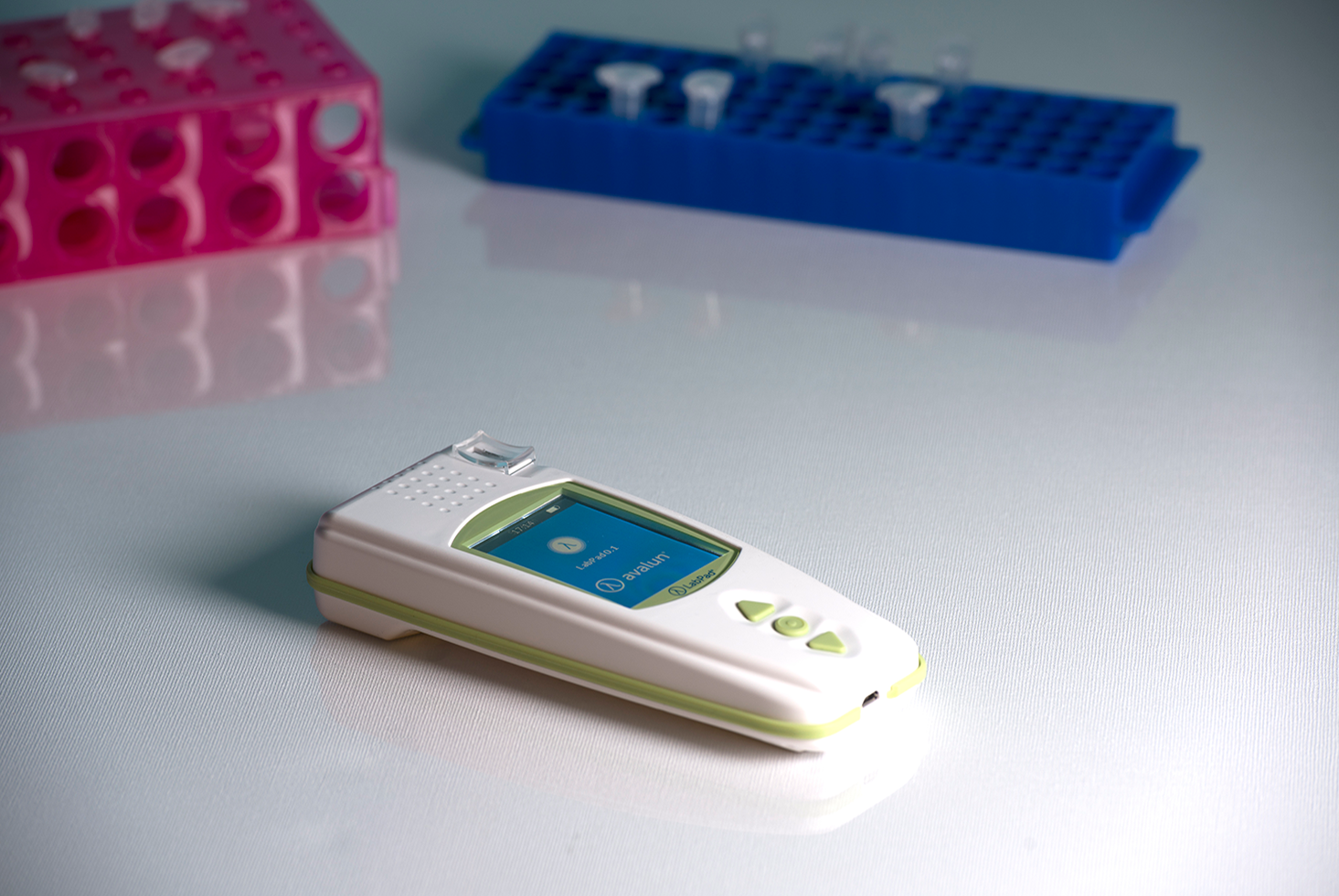 Microcuvette et appareil de mesure INR au laboratoire L'appareil de mesure INR adapté au laboratoire
