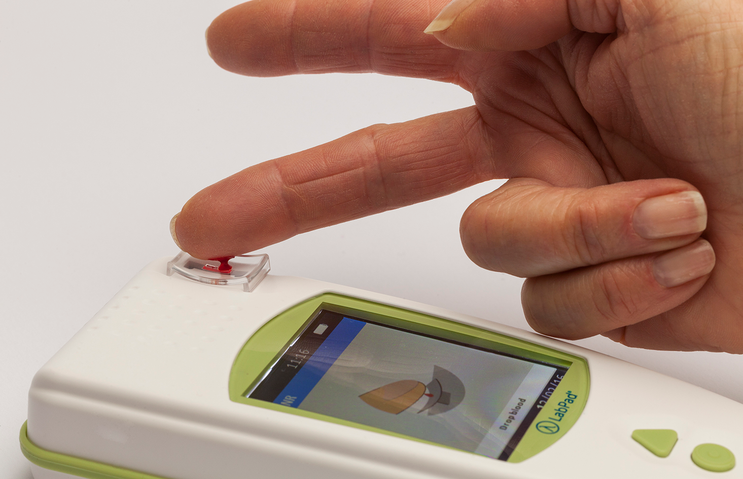 Test capillaire avec l'appareil de mesure INR Déposer la goutte de sang dans l'appareil de mesure INR